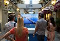 Посетители на выставке, посвященной Крымскому мосту, открывшейся в московском ГУМе на Красной площади. 27 июля 2017 Посетители на выставке, посвященной Крымскому мосту, открывшейся в московском ГУМе на Красной площади. 27 июля 2017