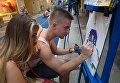 Посетители на выставке, посвященной строящемуся мосту через Керченский пролив, в московском ГУМе на Красной площади. 27 июля 2017 Посетители на выставке, посвященной строящемуся мосту через Керченский пролив, в московском ГУМе на Красной площади. 27 июля 2017