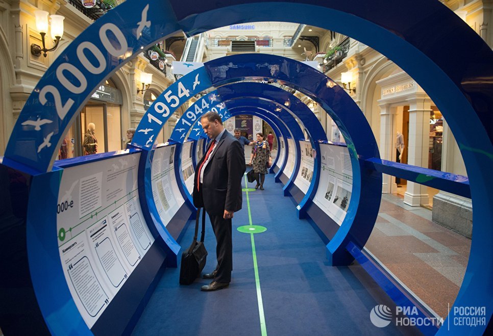 Посетители на выставке, посвященной строящемуся мосту через Керченский пролив, в московском ГУМе на Красной площади. 27 июля 2017 Посетители на выставке, посвященной строящемуся мосту через Керченский пролив, в московском ГУМе на Красной площади. 27 июля 2017