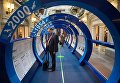 Посетители на выставке, посвященной строящемуся мосту через Керченский пролив, в московском ГУМе на Красной площади. 27 июля 2017 Посетители на выставке, посвященной строящемуся мосту через Керченский пролив, в московском ГУМе на Красной площади. 27 июля 2017