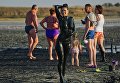 Отдыхающие на Чокракском озере в Крыму Отдыхающие на Чокракском озере в Крыму