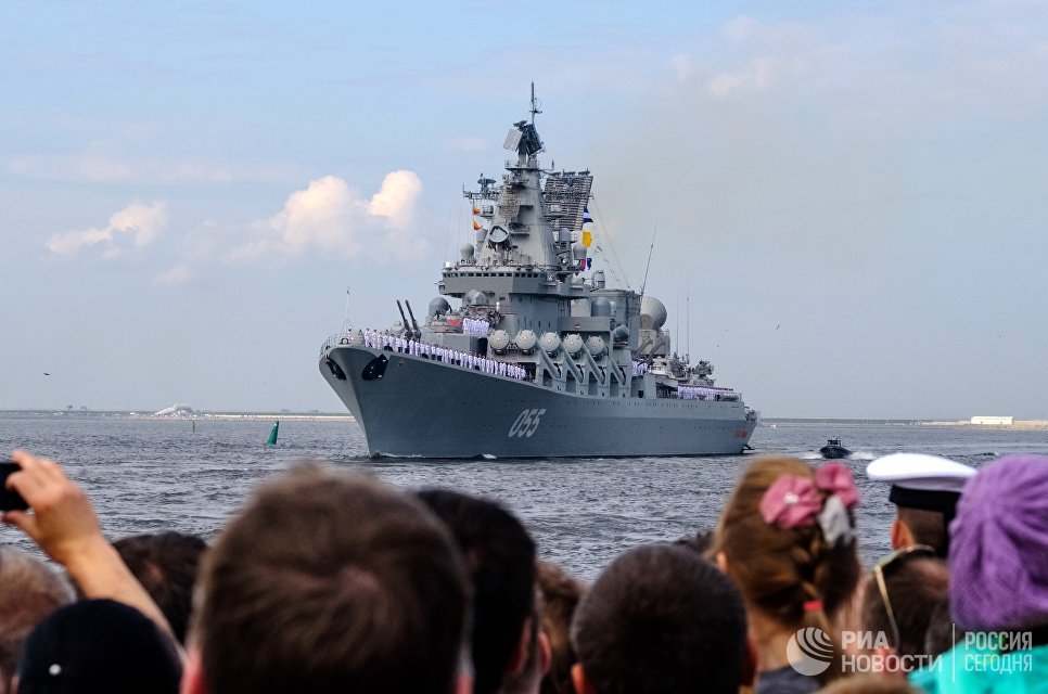 Ракетный крейсер Варяг во время генеральная репетиция военно-морского парада ко дню ВМФ в Кронштадте Ракетный крейсер Варяг во время генеральная репетиция военно-морского парада ко дню ВМФ в Кронштадте