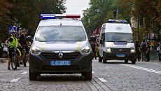Автомобили полиции на улице Киева. Архивное фото Автомобили полиции на улице Киева. Архивное фото
