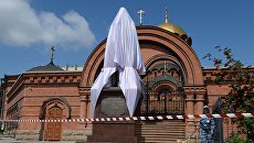 Поврежденный памятник Николаю II и цесаревичу Алексею возле собора Александра Невского в Новосибирске. Архивное фото Поврежденный памятник Николаю II и цесаревичу Алексею возле собора Александра Невского в Новосибирске. Архивное фото