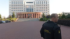 Сотрудник Федеральной службы судебных приставов у здания Московского областного суда. 1 августа 2017 Сотрудник Федеральной службы судебных приставов у здания Московского областного суда. 1 августа 2017