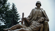 Скульптурная композиция на кладбище-мавзолее советских воинов в Варшаве. Архивное фото Скульптурная композиция на кладбище-мавзолее советских воинов в Варшаве. Архивное фото