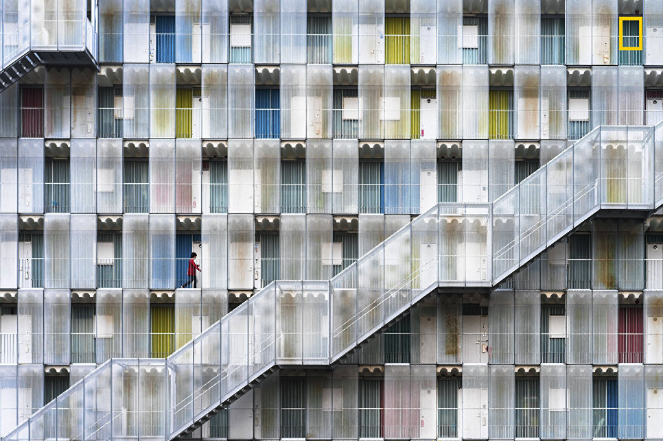 Работа фотографа Tetsuya Hashimoto Colorful apartment, получившая поощрительный приз в категории Города в фотоконкурсе 2017 National Geographic Travel Photographer of the Year Работа фотографа Tetsuya Hashimoto Colorful apartment, получившая поощрительный приз в категории Города в фотоконкурсе 2017 National Geographic Travel Photographer of the Year