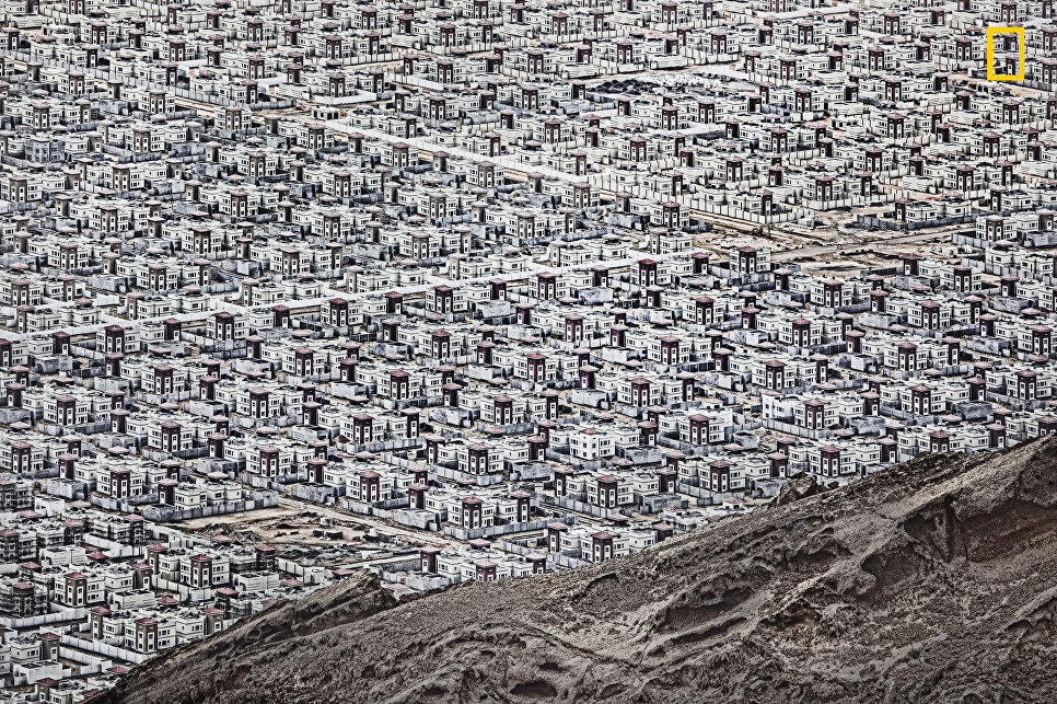 Работа фотографа Andrzej Bochenski Al Ain, получившая поощрительный приз в категории Города в фотоконкурсе 2017 National Geographic Travel Photographer of the Year Работа фотографа Andrzej Bochenski Al Ain, получившая поощрительный приз в категории Города в фотоконкурсе 2017 National Geographic Travel Photographer of the Year