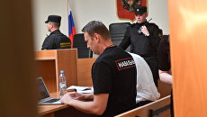 Алексей Навальный перед заседанием в Симоновском суде Москвы. 3 августа 2017 Алексей Навальный перед заседанием в Симоновском суде Москвы. 3 августа 2017