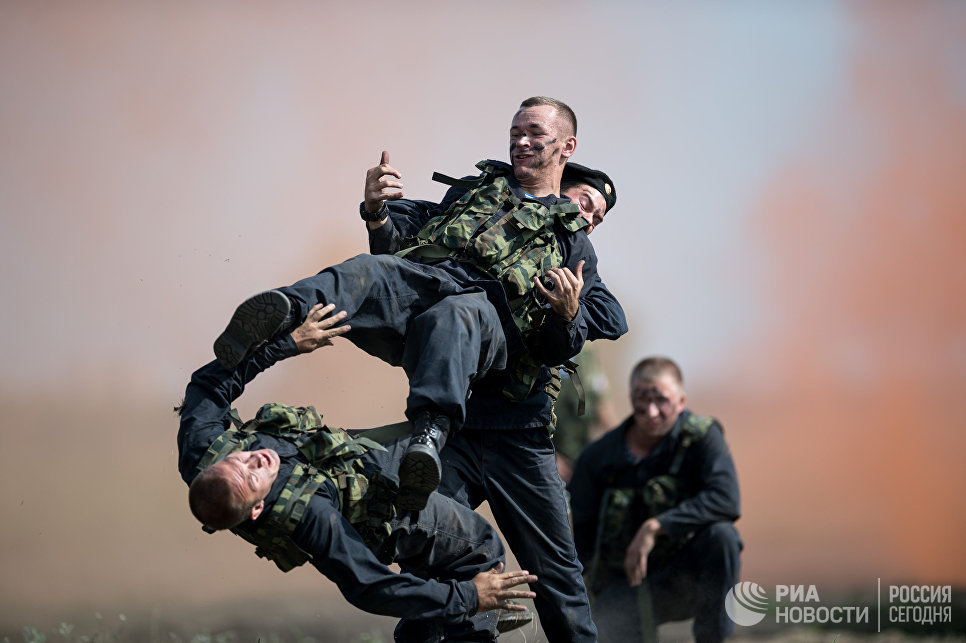 Военнослужащие во время показательных выступлений на полигоне Омского автобронетанкового инженерного института Военнослужащие во время показательных выступлений на полигоне Омского автобронетанкового инженерного института
