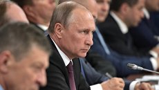 Президент РФ Владимир Путин во время заседания Совета при президенте РФ по развитию местного самоуправления. 5 августа 2017 Президент РФ Владимир Путин во время заседания Совета при президенте РФ по развитию местного самоуправления. 5 августа 2017