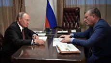Владимир Путин во время встречи с временно исполняющим обязанности губернатора Кировской области Игорем Васильевым. 5 августа 2017 Владимир Путин во время встречи с временно исполняющим обязанности губернатора Кировской области Игорем Васильевым. 5 августа 2017