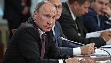 Владимир Путин во время заседания Совета при президенте РФ по развитию местного самоуправления. 5 августа 2017 Владимир Путин во время заседания Совета при президенте РФ по развитию местного самоуправления. 5 августа 2017