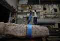 Рабочий закрепляет элементы конструкции монумента Стена скорби перед началом его транспортировки к месту установки в Москве Рабочий закрепляет элементы конструкции монумента Стена скорби перед началом его транспортировки к месту установки в Москве