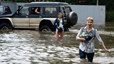 Жители на затопленной улице Уссурийска. 7 августа 2017 Жители на затопленной улице Уссурийска. 7 августа 2017