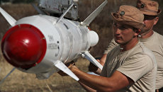 Российские военные подвешивают высокоточную ракету Х-25 к самолету Су-24 на авиабазе Хмеймим в Сирии Российские военные подвешивают высокоточную ракету Х-25 к самолету Су-24 на авиабазе Хмеймим в Сирии