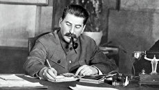 Генеральный секретарь ЦК ВКП (б) Иосиф Сталин в своем рабочем кабинете. Архивное фото Генеральный секретарь ЦК ВКП (б) Иосиф Сталин в своем рабочем кабинете. Архивное фото
