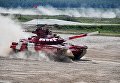 Экипаж команды армии России после финиша в полуфинальной эстафете на соревнованиях по танковому биатлону Армейских международных Игр-2017 на подмосковном полигоне Алабино Экипаж команды армии России после финиша в полуфинальной эстафете на соревнованиях по танковому биатлону Армейских международных Игр-2017 на подмосковном полигоне Алабино