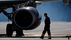 Sukhoi Superjet 100 на стоянке самолетов в аэропорту. Архивное фото Sukhoi Superjet 100 на стоянке самолетов в аэропорту. Архивное фото