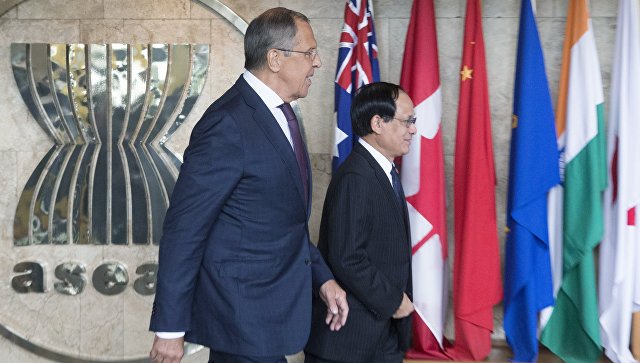 Министр иностранных дел РФ Сергей Лавров и генеральный секретарь Ассоциации государств Юго-Восточной Азии (АСЕАН) Ле Лыонг Минь во время встречи в штаб-квартире АСЕАН в Джакарте