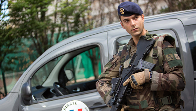 Сотрудники полиции на месте, где автомобиль наехал на группу военнослужащих в пригороде Парижа Леваллуа-Перре и скрылся