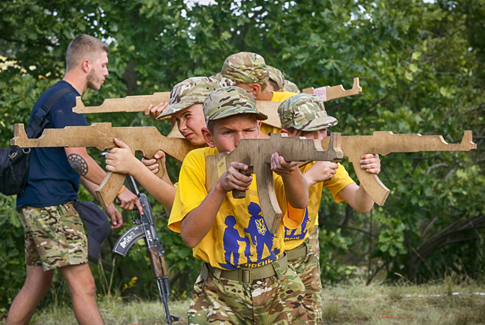 Дети в военизированном детском лагере на Украине Дети в военизированном детском лагере на Украине