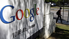 Логотип компании Google у здания штаб-квартиры в Маунтин-Вью, Калифорния, США. Архивное Фото. Логотип компании Google у здания штаб-квартиры в Маунтин-Вью, Калифорния, США. Архивное Фото.