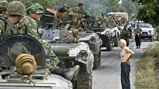 Колонна российских войск, движущихся в место временного лагеря на территории Грузии Колонна российских войск, движущихся в место временного лагеря на территории Грузии