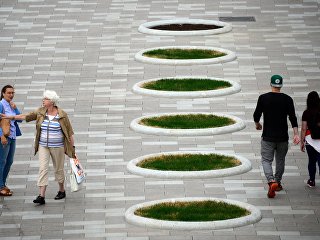 Пешеходы на Якиманской набережной в Москве Пешеходы на Якиманской набережной в Москве