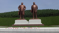 Монумент вождям Ким Ир Сену и Ким Чен Иру Монумент вождям Ким Ир Сену и Ким Чен Иру