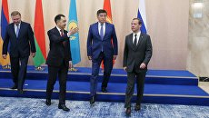 Председатель правительства РФ Дмитрий Медведев после общего фотографирования участников заседания Евразийского межправительственного совета. 14 августа 2017 Председатель правительства РФ Дмитрий Медведев после общего фотографирования участников заседания Евразийского межправительственного совета. 14 августа 2017