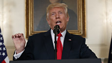 Президент США Дональд Трамп говорит о националистическом митинге в Шарлоттсвилле в Дипломатической комнате Белого дома. 14 августа 2017 Президент США Дональд Трамп говорит о националистическом митинге в Шарлоттсвилле в Дипломатической комнате Белого дома. 14 августа 2017