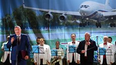Заместитель председателя правительства РФ Дмитрий Рогозин выступает на торжественном мероприятии по случаю 85-летия авиазавода в Воронеже. 19 августа 2017 Заместитель председателя правительства РФ Дмитрий Рогозин выступает на торжественном мероприятии по случаю 85-летия авиазавода в Воронеже. 19 августа 2017