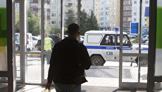 Автомобиль отдельного батальона патрульно-постовой службы полиции у входа в здание Сургутской клинической травматологической больницы Автомобиль отдельного батальона патрульно-постовой службы полиции у входа в здание Сургутской клинической травматологической больницы