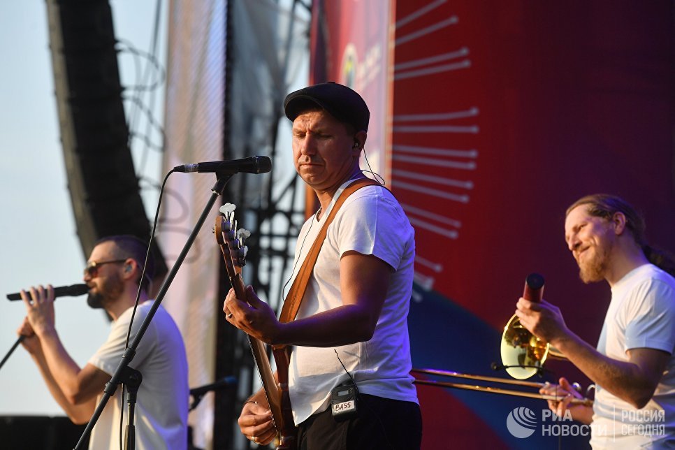 Участник группы Uma2rmaN Сергей Кристовский выступает на международном фестивале фейерверков Ростех в Братеевском каскадном парке в Москве. 19 августа 2017