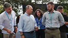 Президент РФ Владимир Путин знакомится с тематическими выставками творческих групп на форуме Таврида. 20 августа 2017 Президент РФ Владимир Путин знакомится с тематическими выставками творческих групп на форуме Таврида. 20 августа 2017
