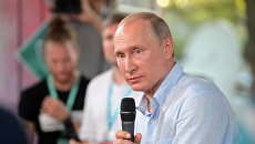 Владимир Путин общается с организаторами и участниками Всероссийского молодежного образовательного форума Таврида на Байкальской косе. 20 августа 2017 Владимир Путин общается с организаторами и участниками Всероссийского молодежного образовательного форума Таврида на Байкальской косе. 20 августа 2017