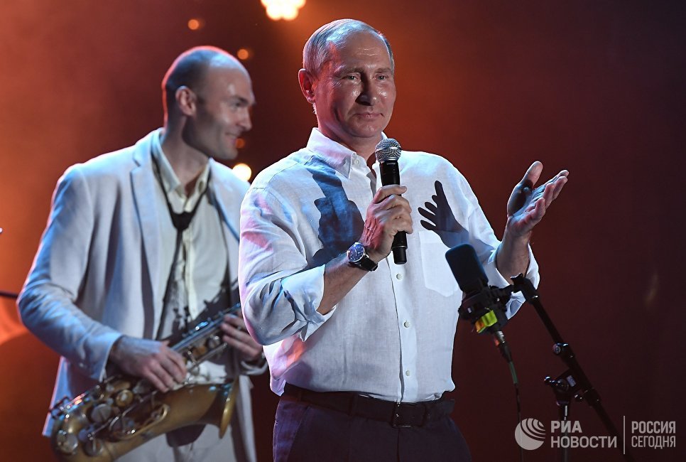 Президент РФ Владимир Путин во время посещения фестиваля Koktebel Jazz Party 2017. Слева - музыкант-саксофонист Сергей Головня Президент РФ Владимир Путин во время посещения фестиваля Koktebel Jazz Party 2017. Слева - музыкант-саксофонист Сергей Головня