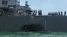 Эсминец ВМС США Джон Маккейн после столкновения с торговым судном. 21 августа 2017 Эсминец ВМС США Джон Маккейн после столкновения с торговым судном. 21 августа 2017