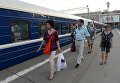 Пассажиры туристического поезда Императорская Россия перед отправлением с Казанского вокзала по маршруту Москва - Пекин Пассажиры туристического поезда Императорская Россия перед отправлением с Казанского вокзала по маршруту Москва - Пекин