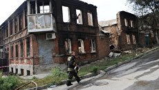 Сотрудники МЧС во время ликвидации последствий пожара в Ростове-на-Дону. 22 августа 2017 Сотрудники МЧС во время ликвидации последствий пожара в Ростове-на-Дону. 22 августа 2017