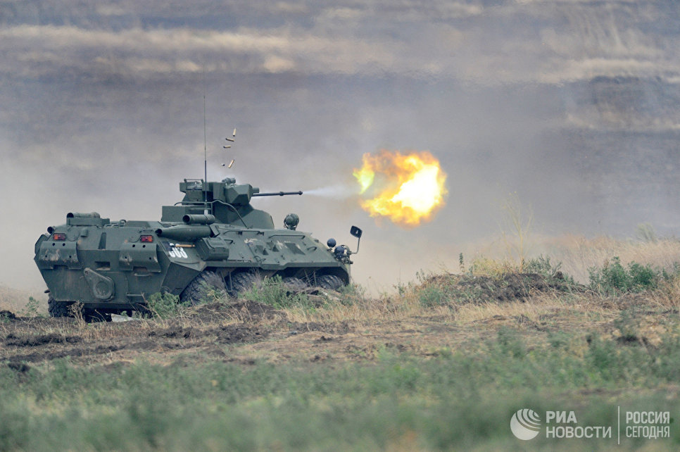Бронетранспортер БТР-82А во время динамического показа новейших образцов военной техники в рамках Международного военно-технического форума Южного округа Армия-2017 на полигоне Кадамовский в Ростовской области Бронетранспортер БТР-82А во время динамического показа новейших образцов военной техники в рамках Международного военно-технического форума Южного округа Армия-2017 на полигоне Кадамовский в Ростовской области