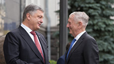 Президент Украины Петр Порошенко и министр обороны США Джеймс Мэттис во время встречи в Киеве. 24 августа 2017 Президент Украины Петр Порошенко и министр обороны США Джеймс Мэттис во время встречи в Киеве. 24 августа 2017