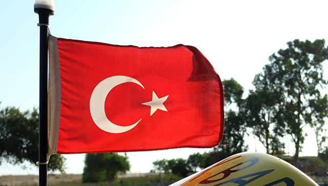 Флаг Турции на катере в Анталье. Архивное фото