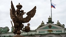 Двуглавый орел на ограде Александровской колонны на Дворцовой площади в Санкт-Петербурге. Архивное фото Двуглавый орел на ограде Александровской колонны на Дворцовой площади в Санкт-Петербурге. Архивное фото