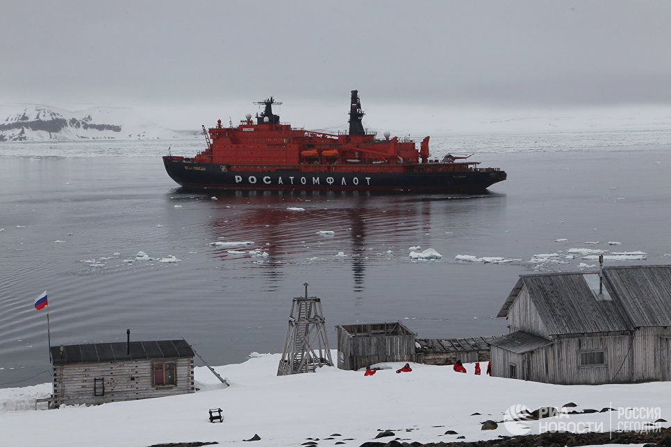 Атомный ледокол "50 лет Победы" в бухте Тихая
