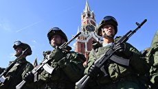 Военнослужащие на Красной площади в Москве. Архивное фото Военнослужащие на Красной площади в Москве. Архивное фото