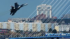 Истребитель Су-35C во время тренировочного полета над бухтой Аякс во Владивостоке Истребитель Су-35C во время тренировочного полета над бухтой Аякс во Владивостоке