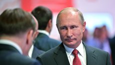Владимир Путин во время посещения выставки Всероссийского форума профессиональной навигации ПроеКТОриЯ в комплексе Арена 2000 в Ярославле. 1 сентября 2017 Владимир Путин во время посещения выставки Всероссийского форума профессиональной навигации ПроеКТОриЯ в комплексе Арена 2000 в Ярославле. 1 сентября 2017