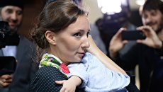 Уполномоченный при президенте РФ по правам ребенка Анна Кузнецова во время встречи российских детей, возвращенных из Ирака, в аэропорту Грозного. 1 сентября 2017 Уполномоченный при президенте РФ по правам ребенка Анна Кузнецова во время встречи российских детей, возвращенных из Ирака, в аэропорту Грозного. 1 сентября 2017
